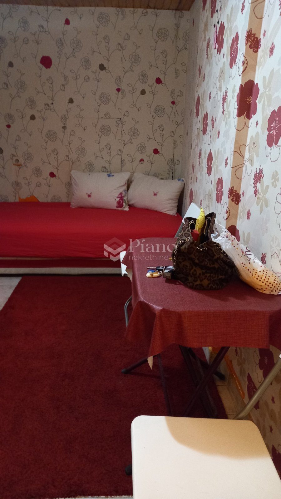 Namještena garsonjera , centar