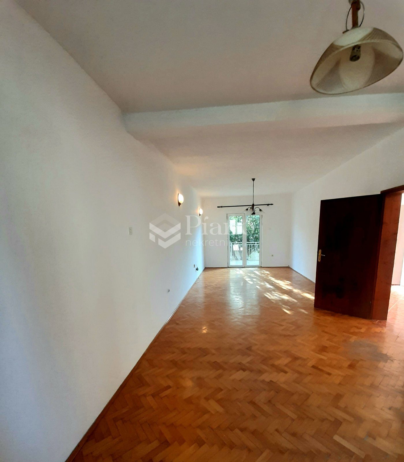 Nenamješten dvosoban stan na Starom Aerodromu