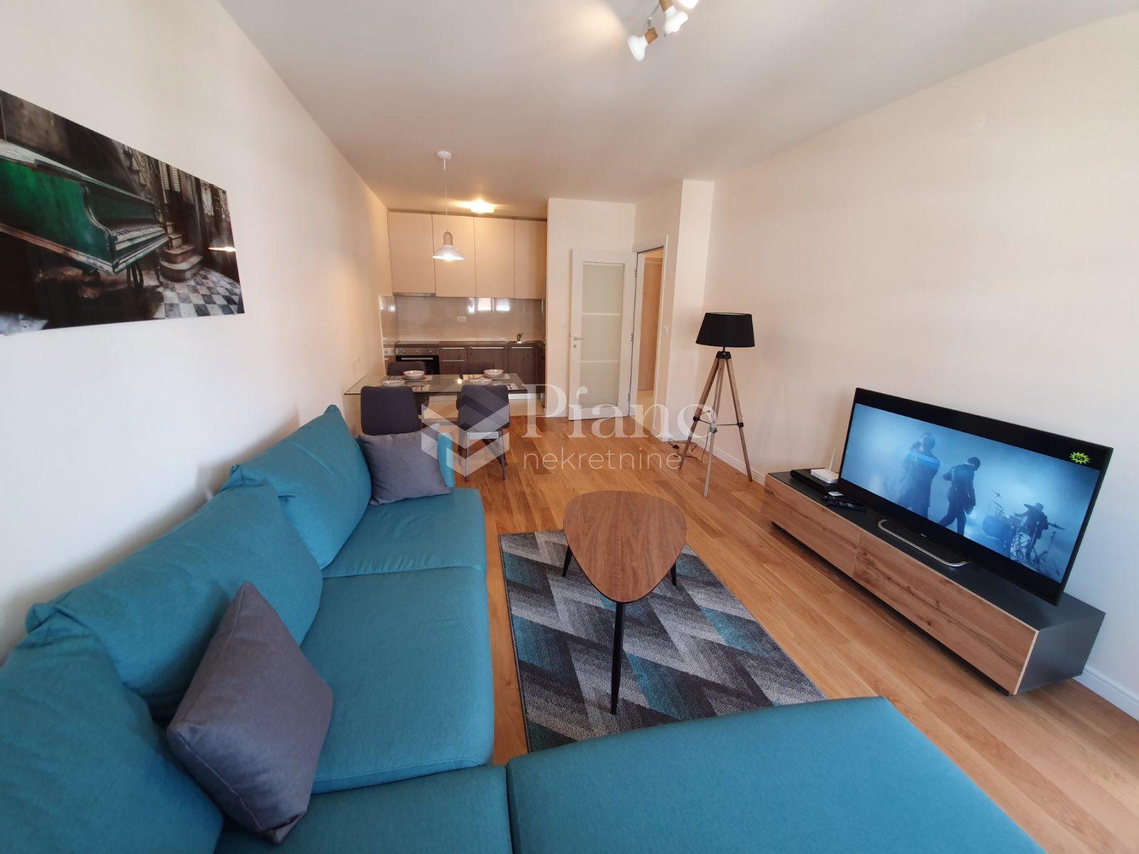 Lux namješten jednosoban  stan u Central Point-u