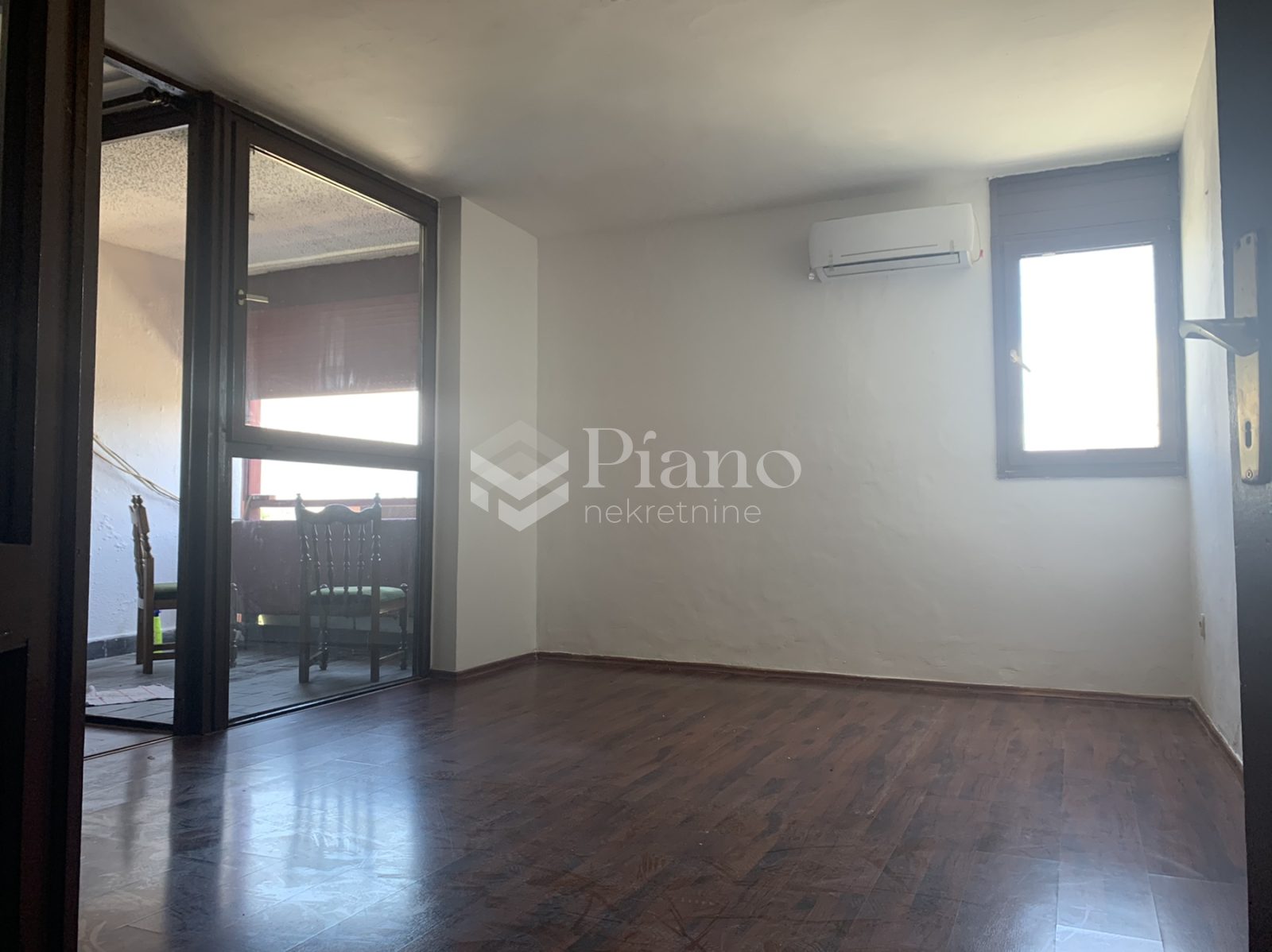 Nenamješten trosoban stan u Bloku 5