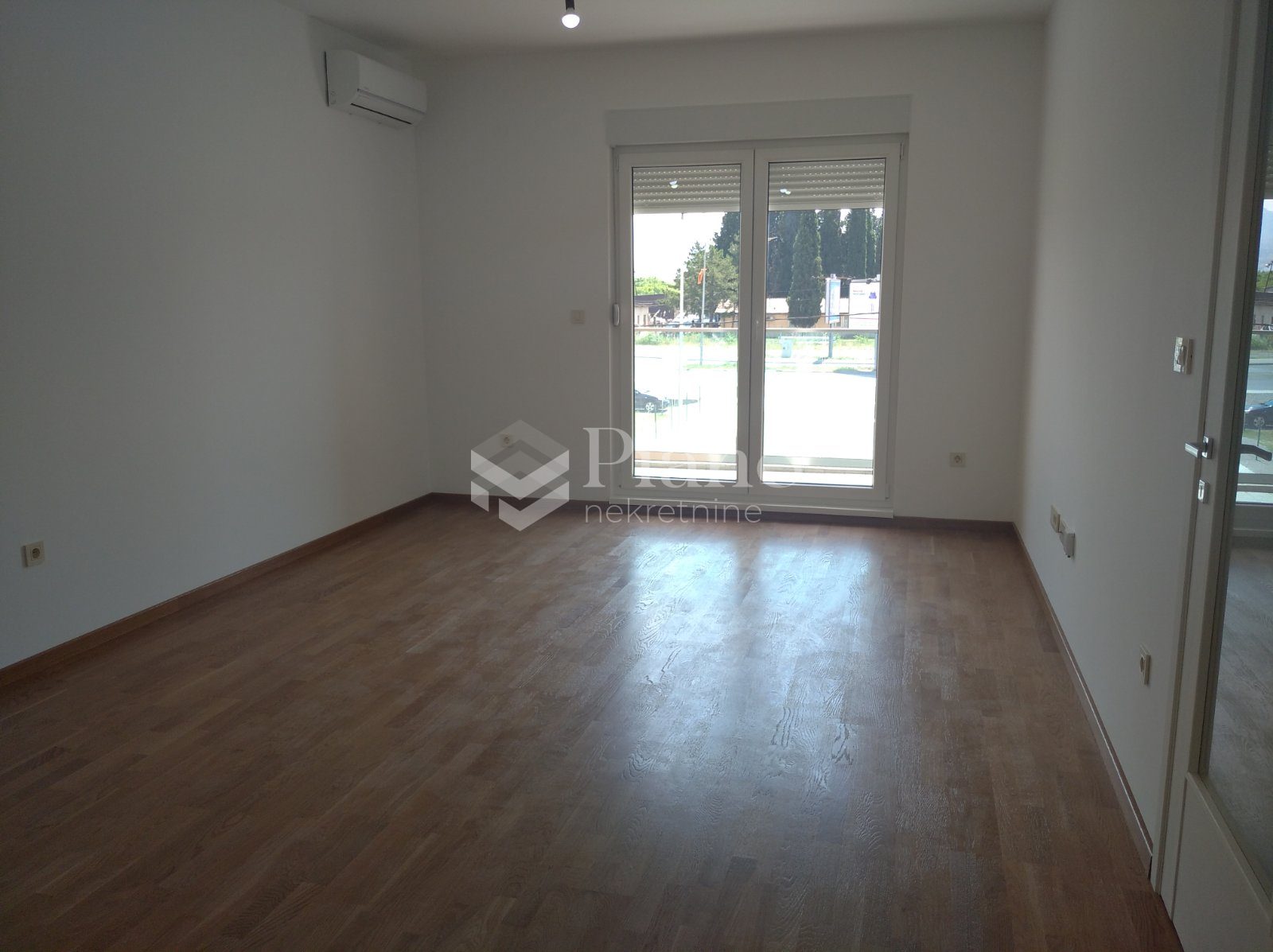 Nenamješten dvosoban stan na Zabjelu