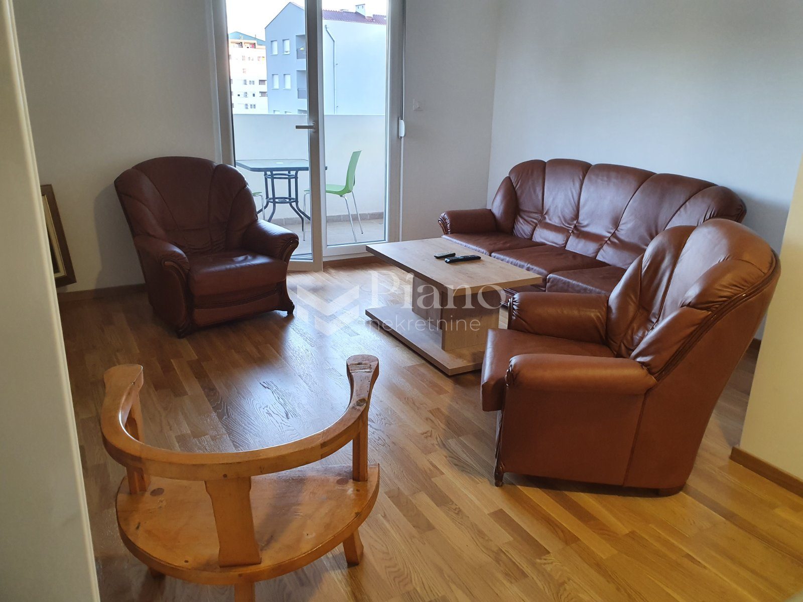 Namješten jednosoban stan, Ljubović