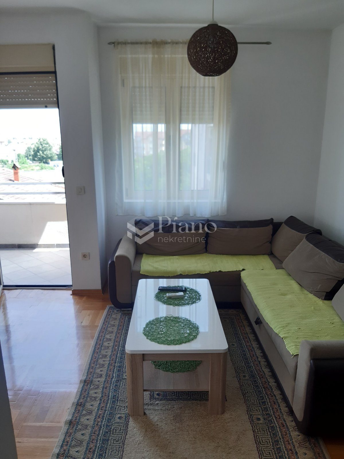 Namješten jednosoban stan, Family kvart