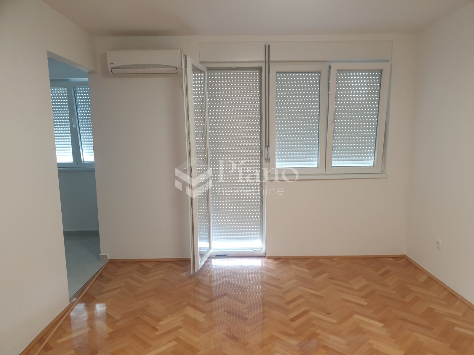 Polunamješten dvosoban stan u centru 