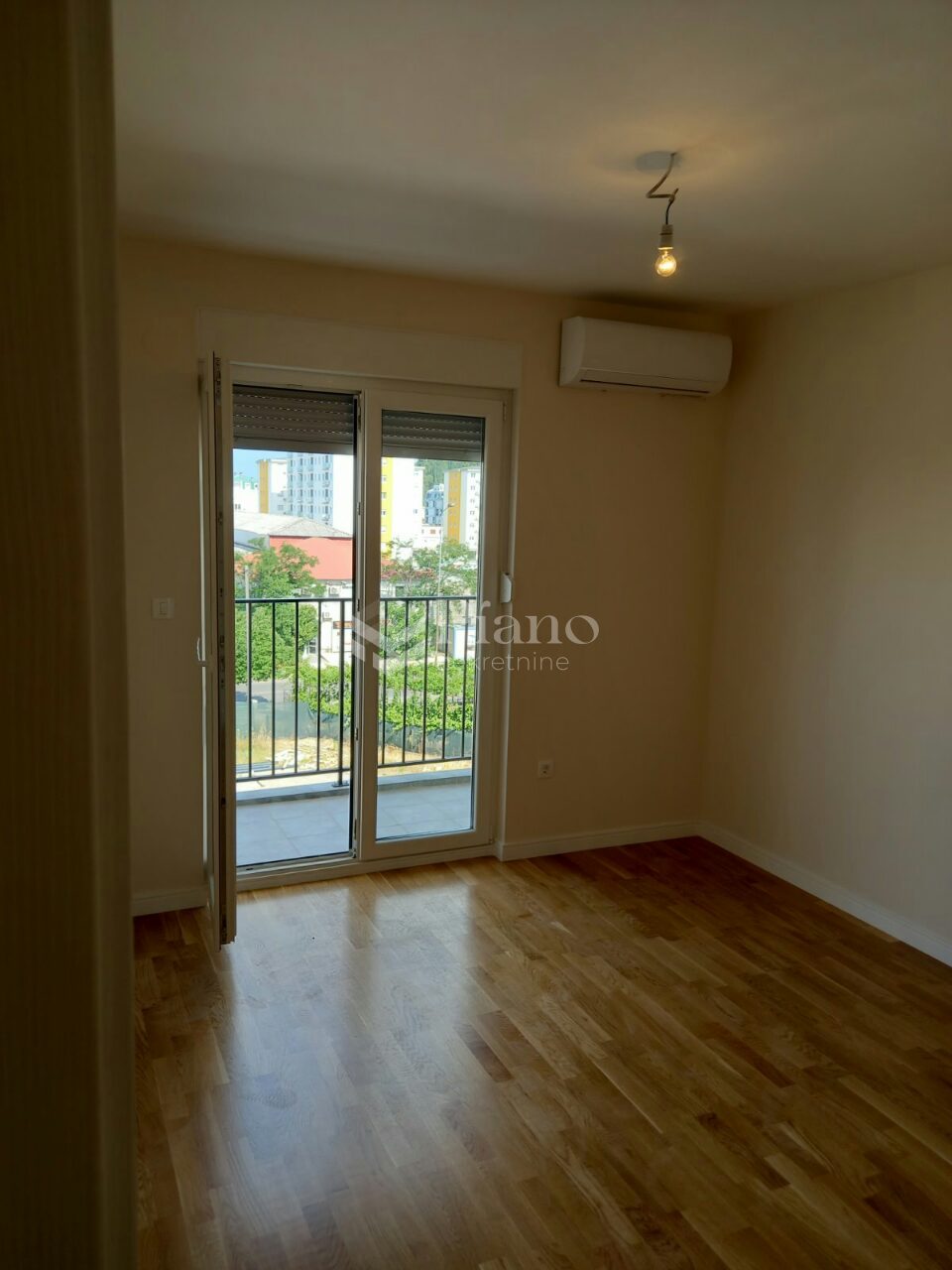 Nenamješten jednosoban stan na Pobrežju