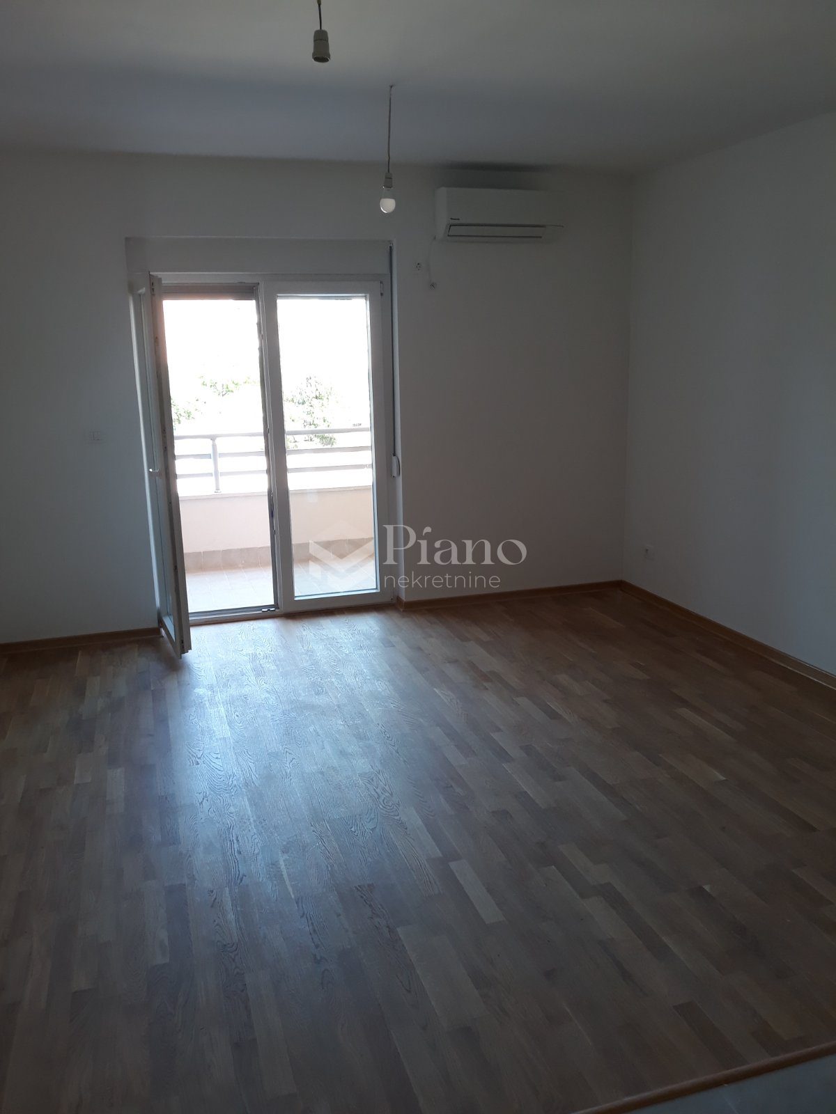 Nenamješten jednosoban stan u City kvartu