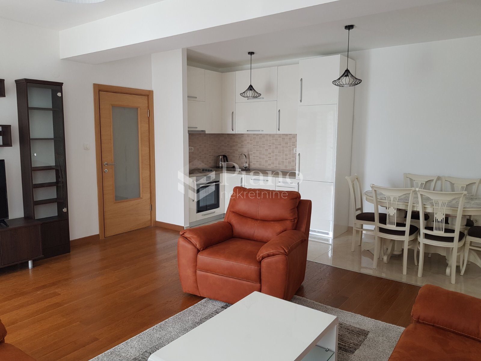 Namješten dvosoban stan na Pobrežju