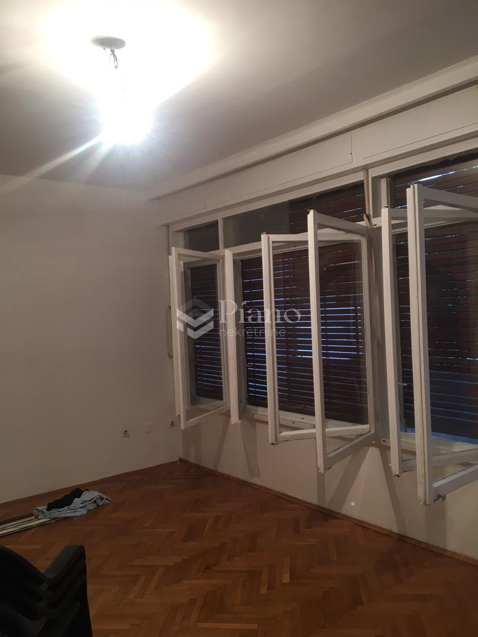 Nenamješten dvosoban stan u centru grada