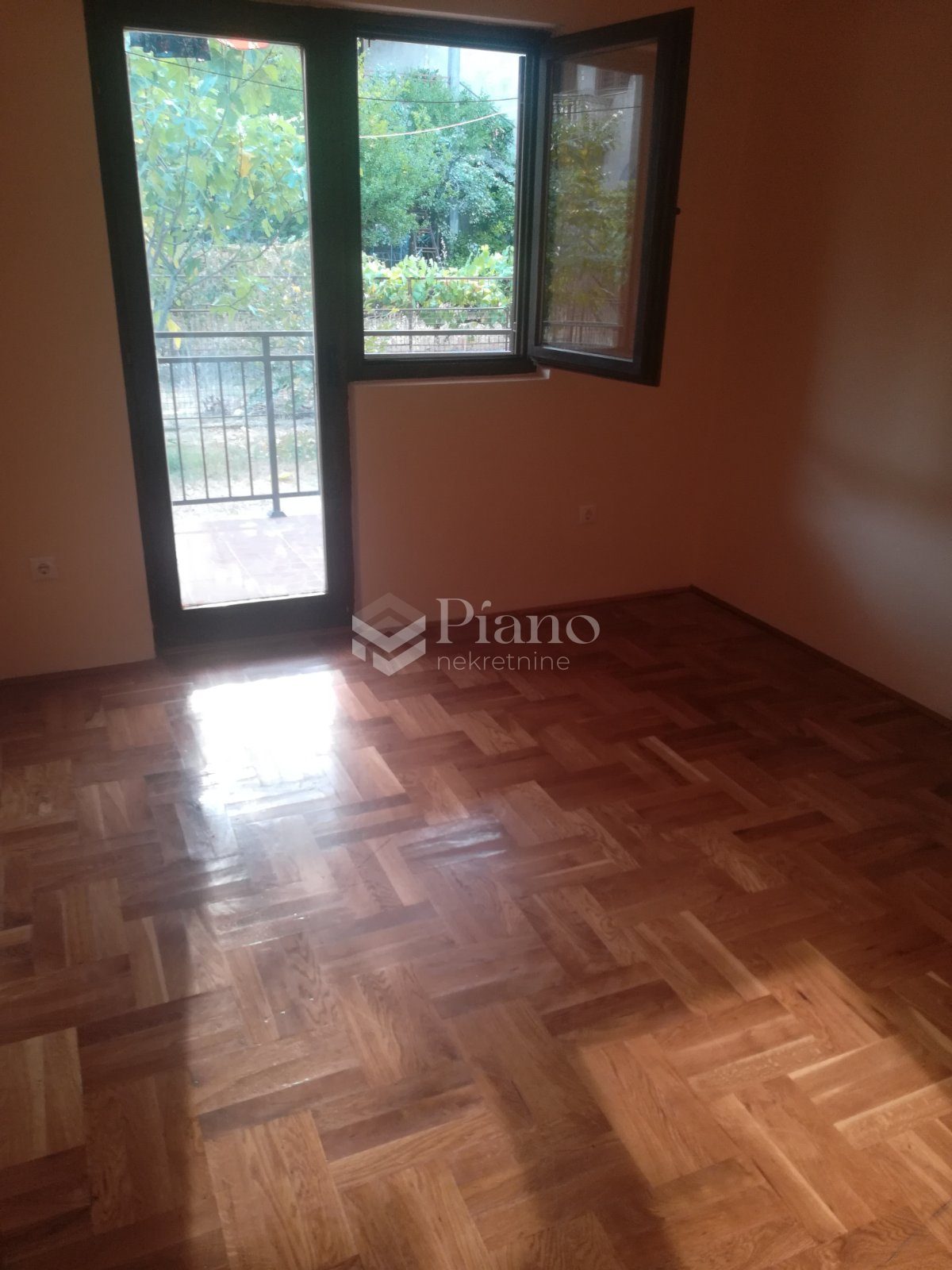 Nenamješten dvosoban stan na Starom Aerodromu