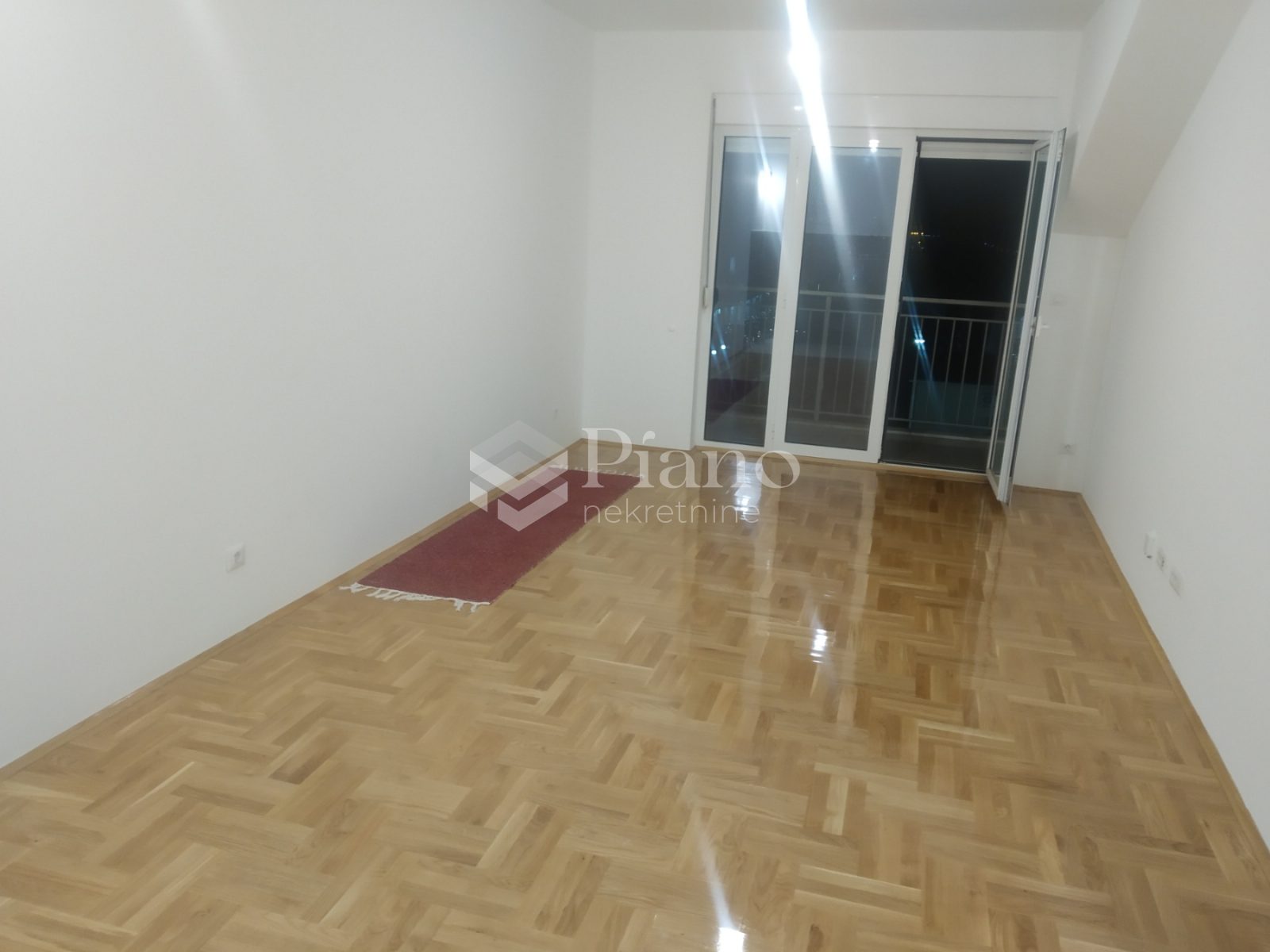 Nenamješten dvosoban stan na Starom Aerodromu