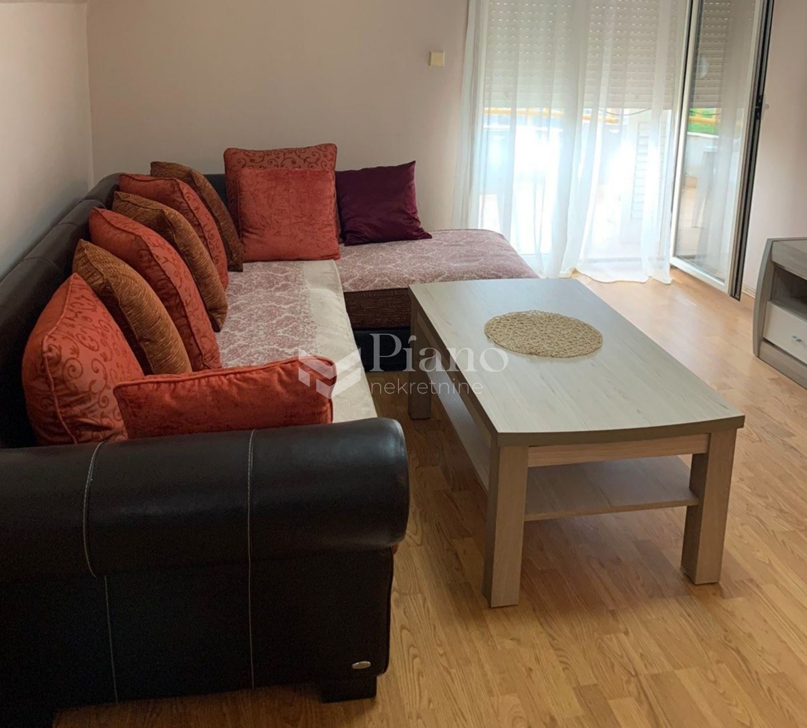 Namješten jednosoban stan, Ljubović