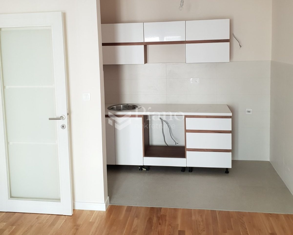 Nenamješten jednosoban stan na  Pobrežju