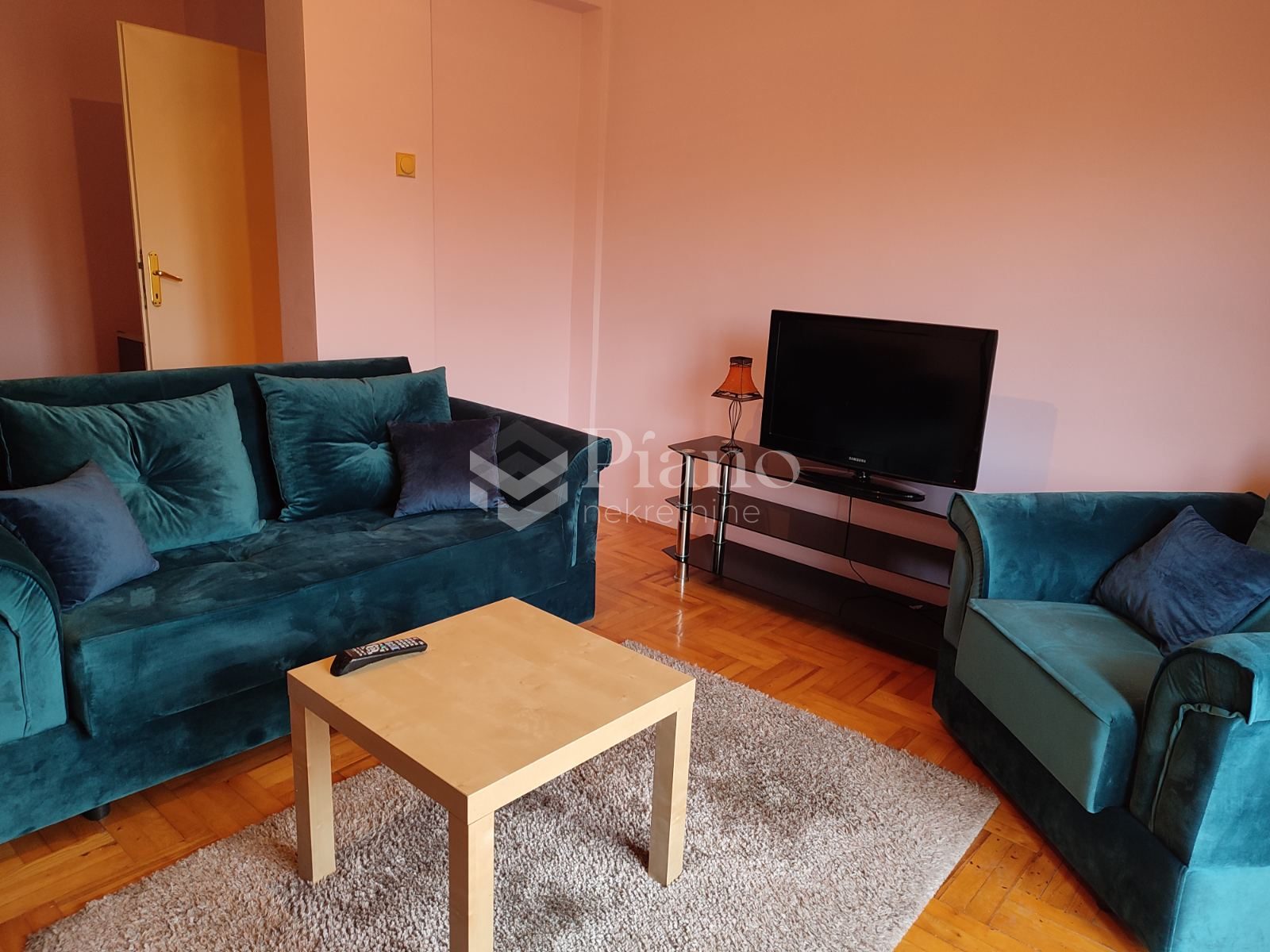 Namješten dvosoban stan, Centar