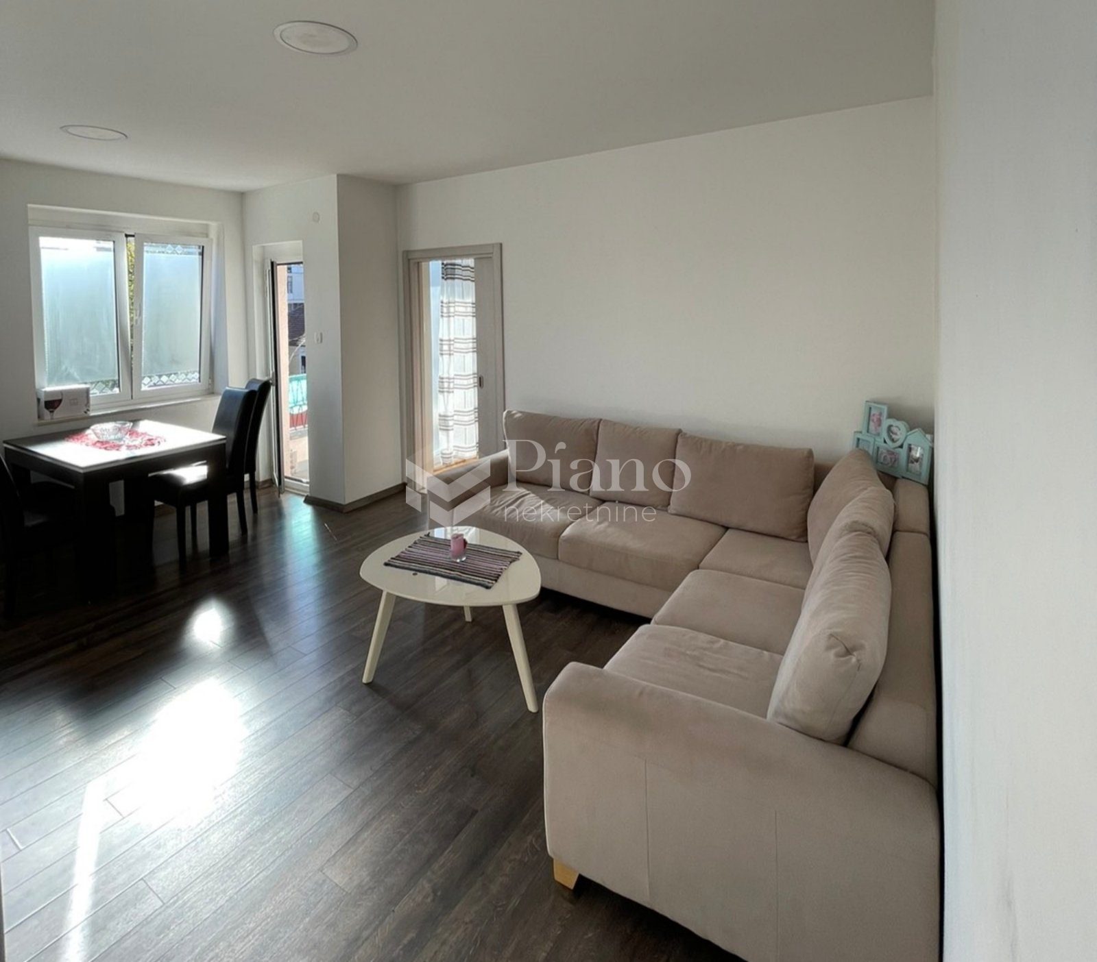 Namješten jednosoban stan, Centar