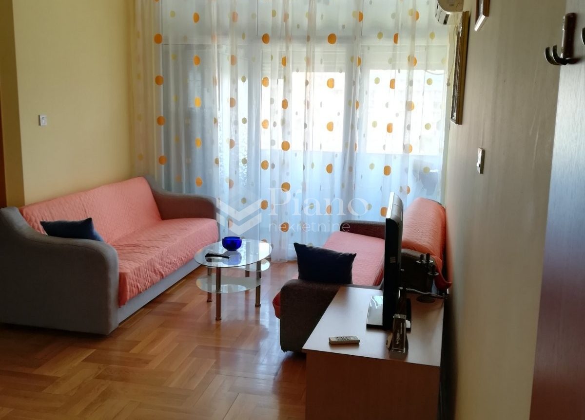 Namješten jednosoban stan, Delta