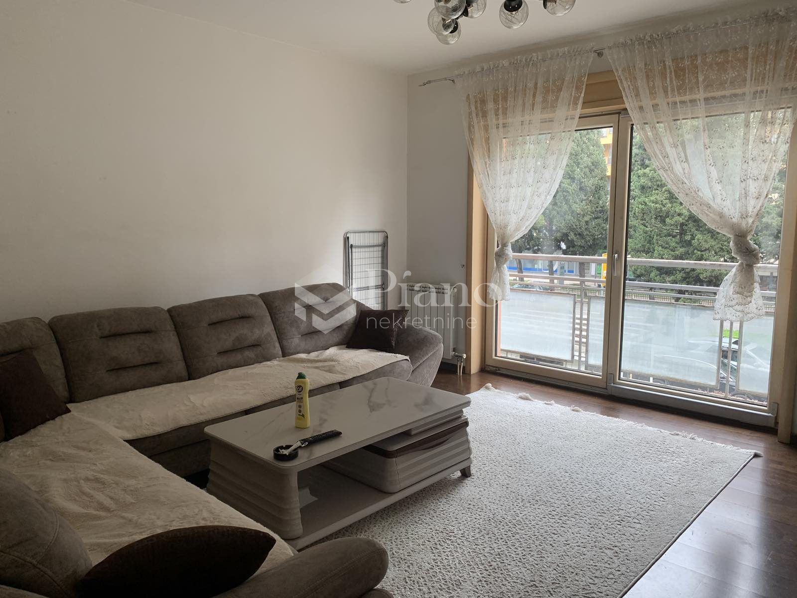 Namješten dvosoban stan, Centar