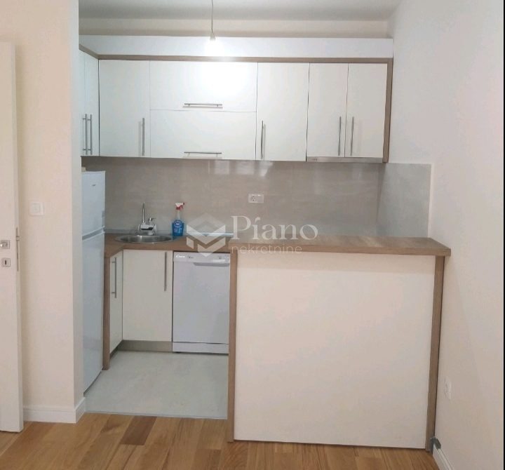 Polunamješten jednosoban stan u Central Point-u