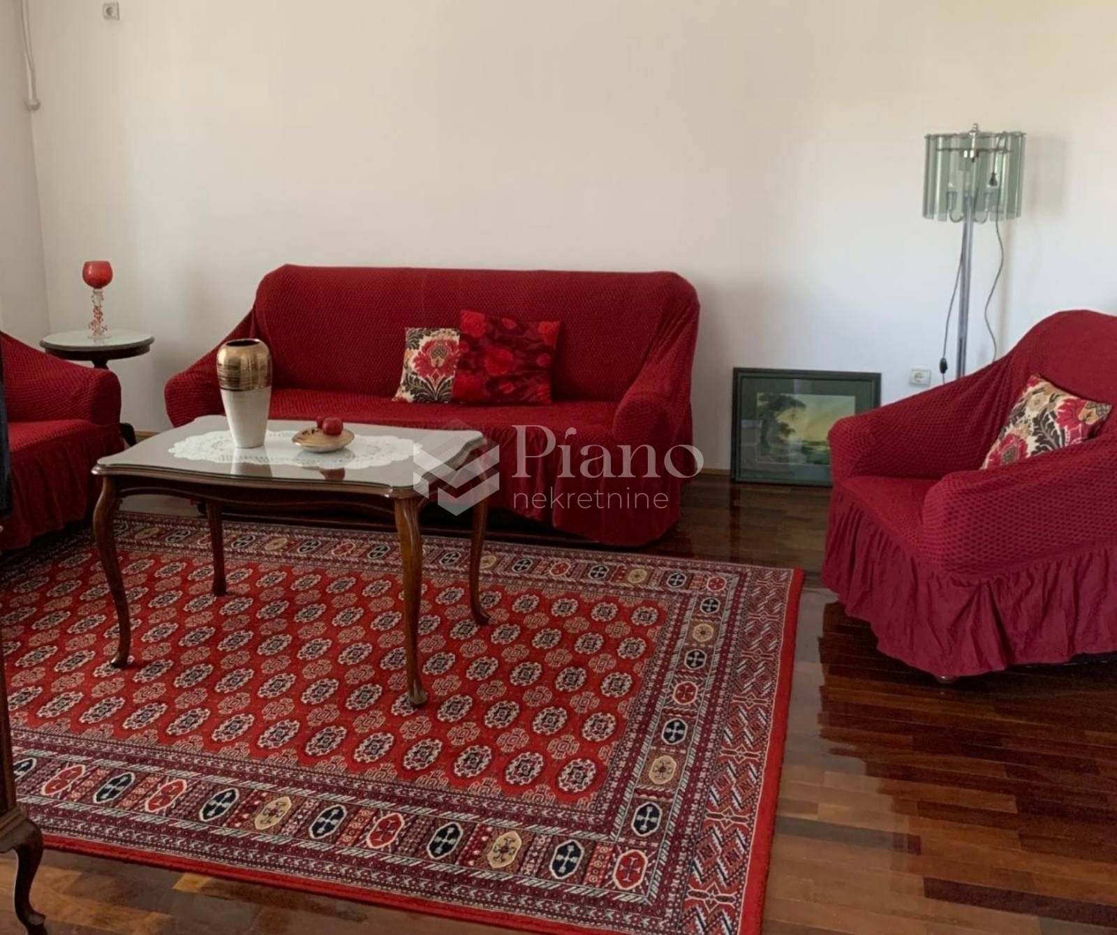 Namješten jednosoban stan, Preko Morače