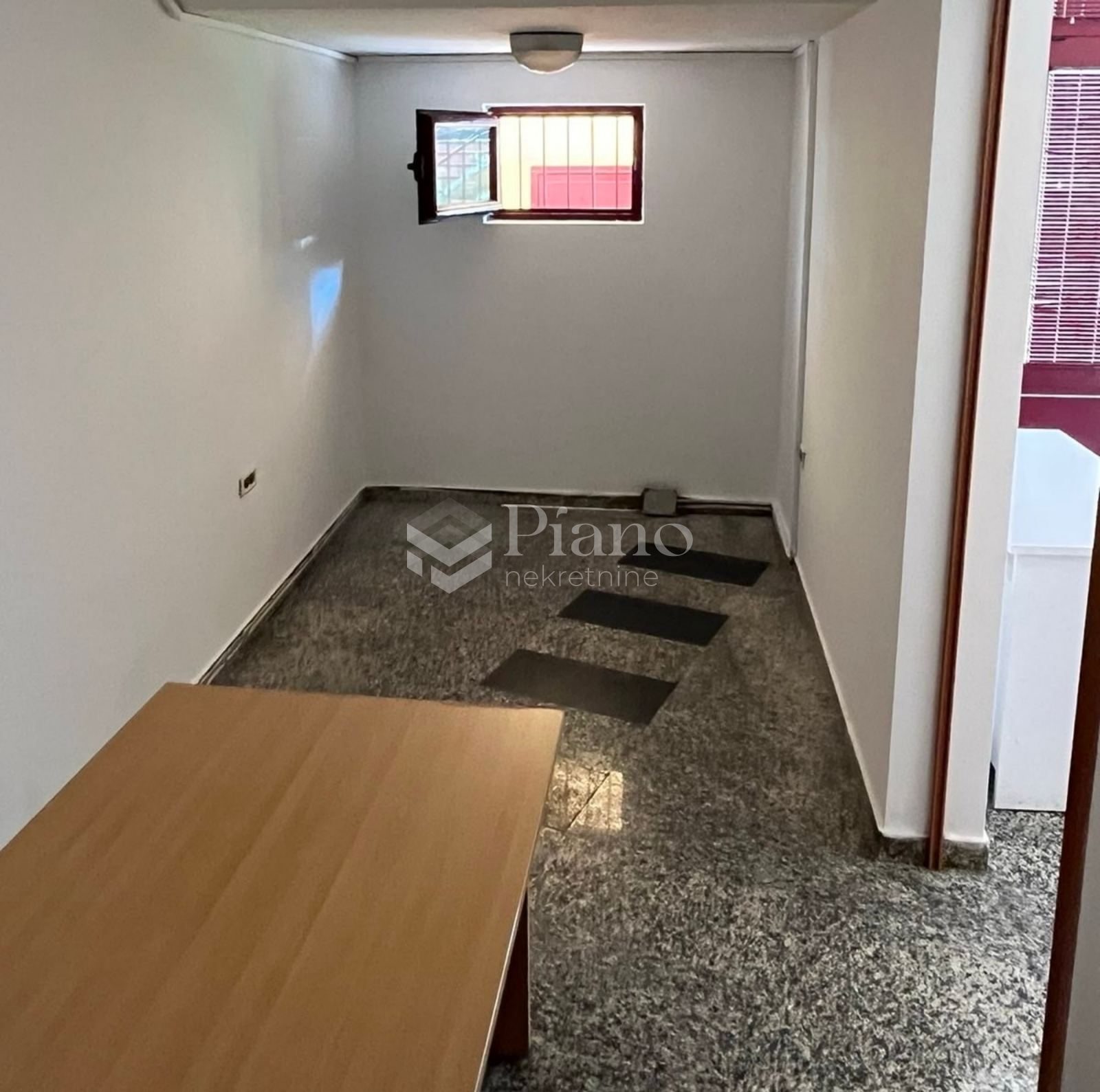 Polunamješten  poslovni prostor, Preko Morače