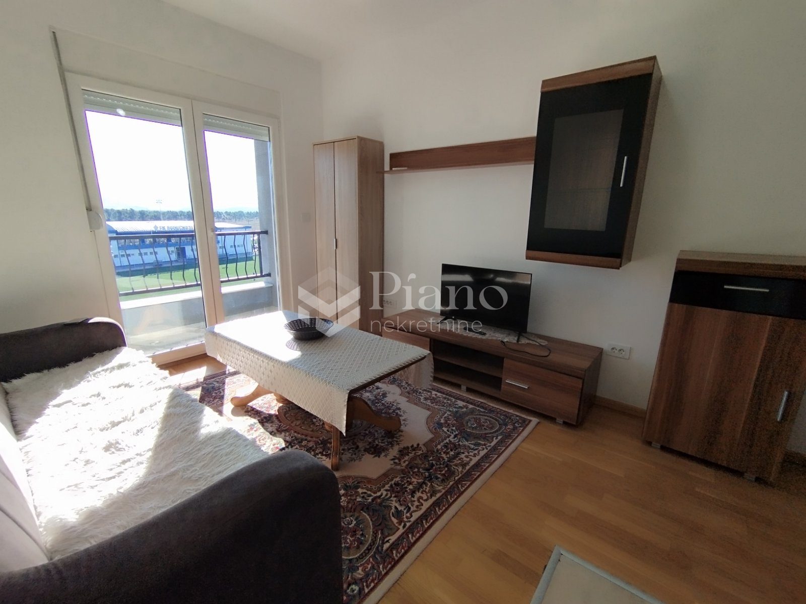 Namještena garsonjera, Stari aerodrom