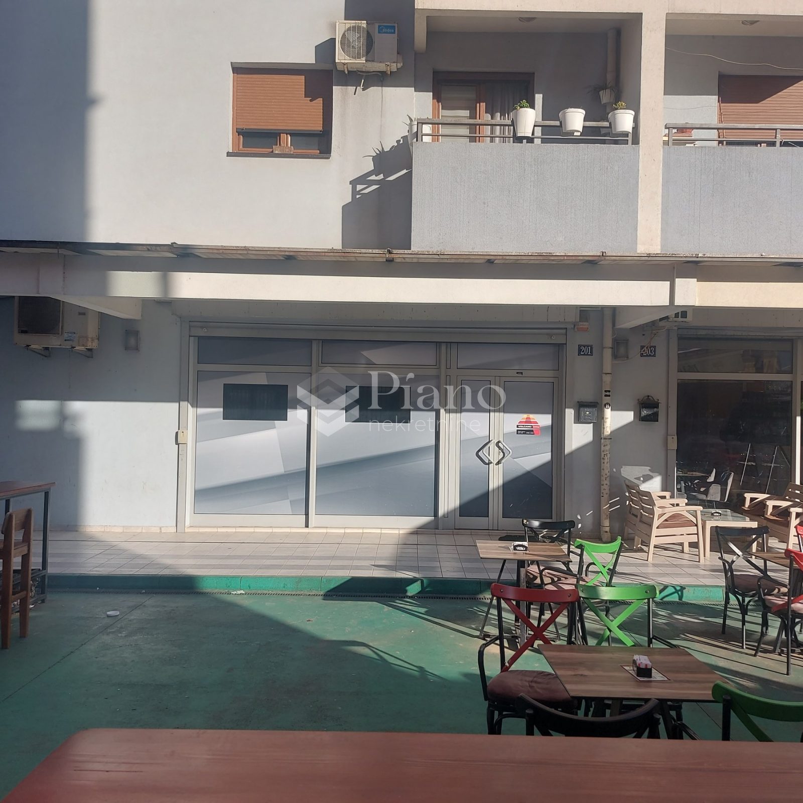 Nenamješten poslovni prostor, Stari aerodrom