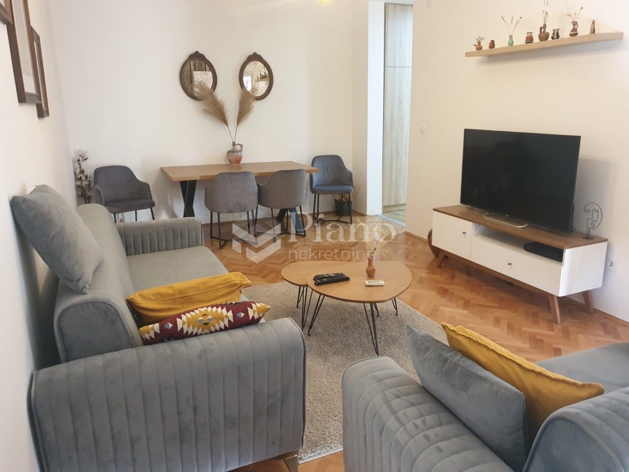 Namješten dvosoban stan, Centar