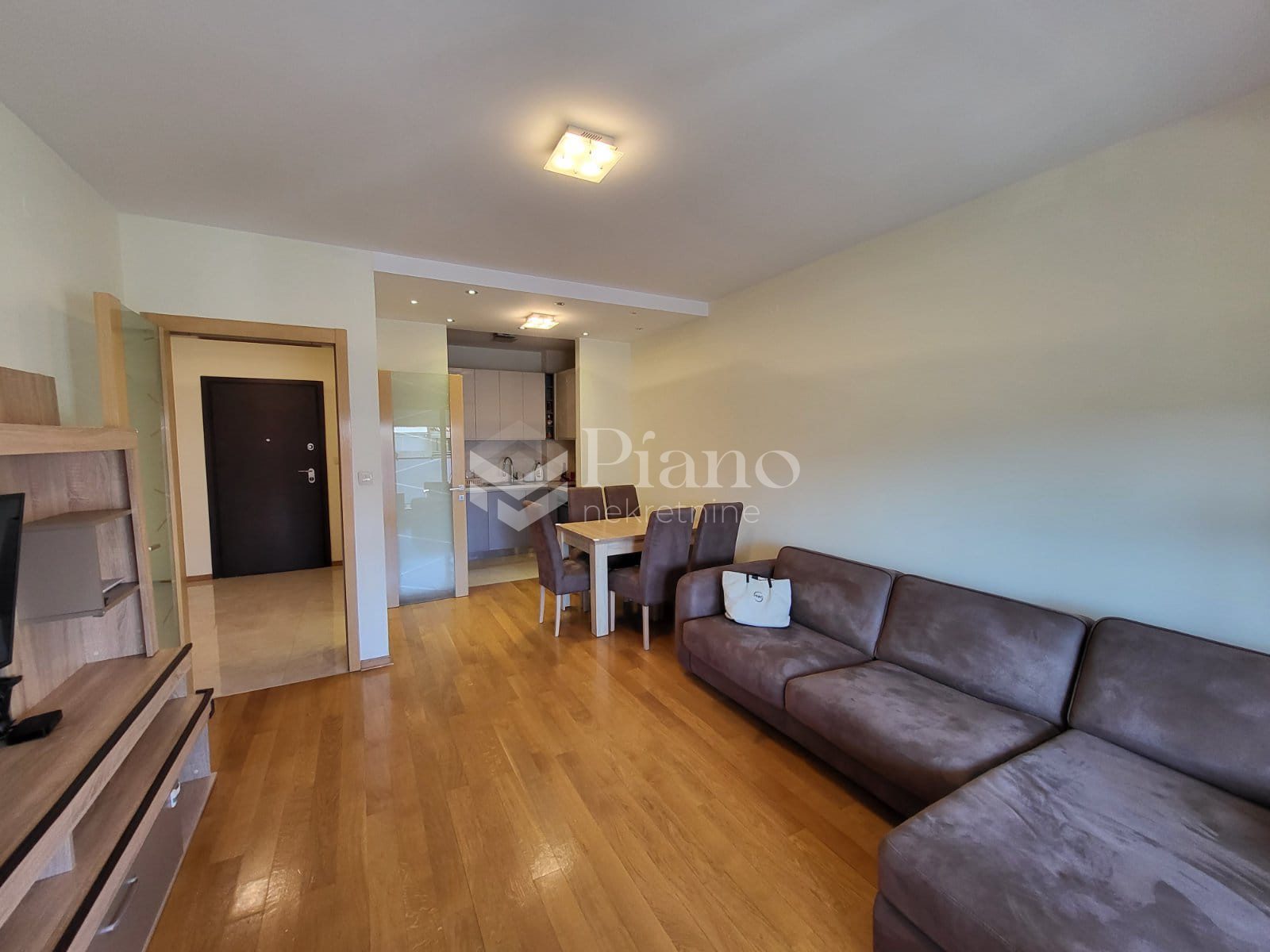 Namješten trosoban stan, Preko Morače