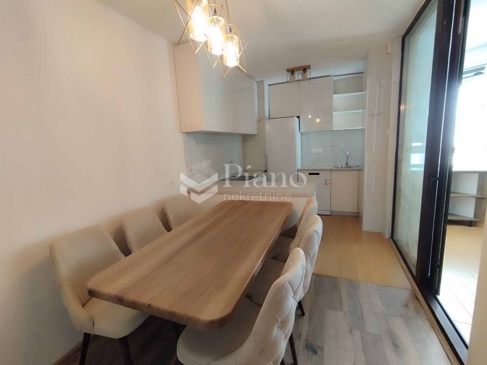 Namješten dvosoban stan, Blok 6