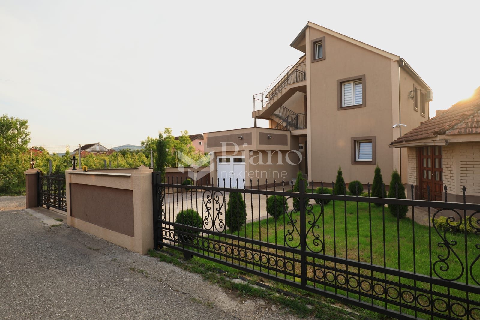 Namještena kuća u Tološima