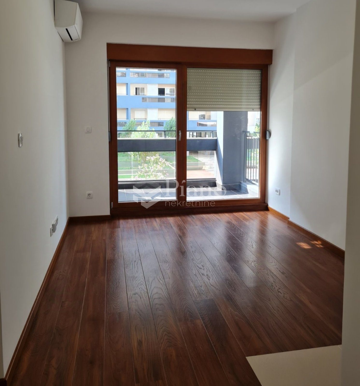 Nenamještena garsonjera, Master kvart