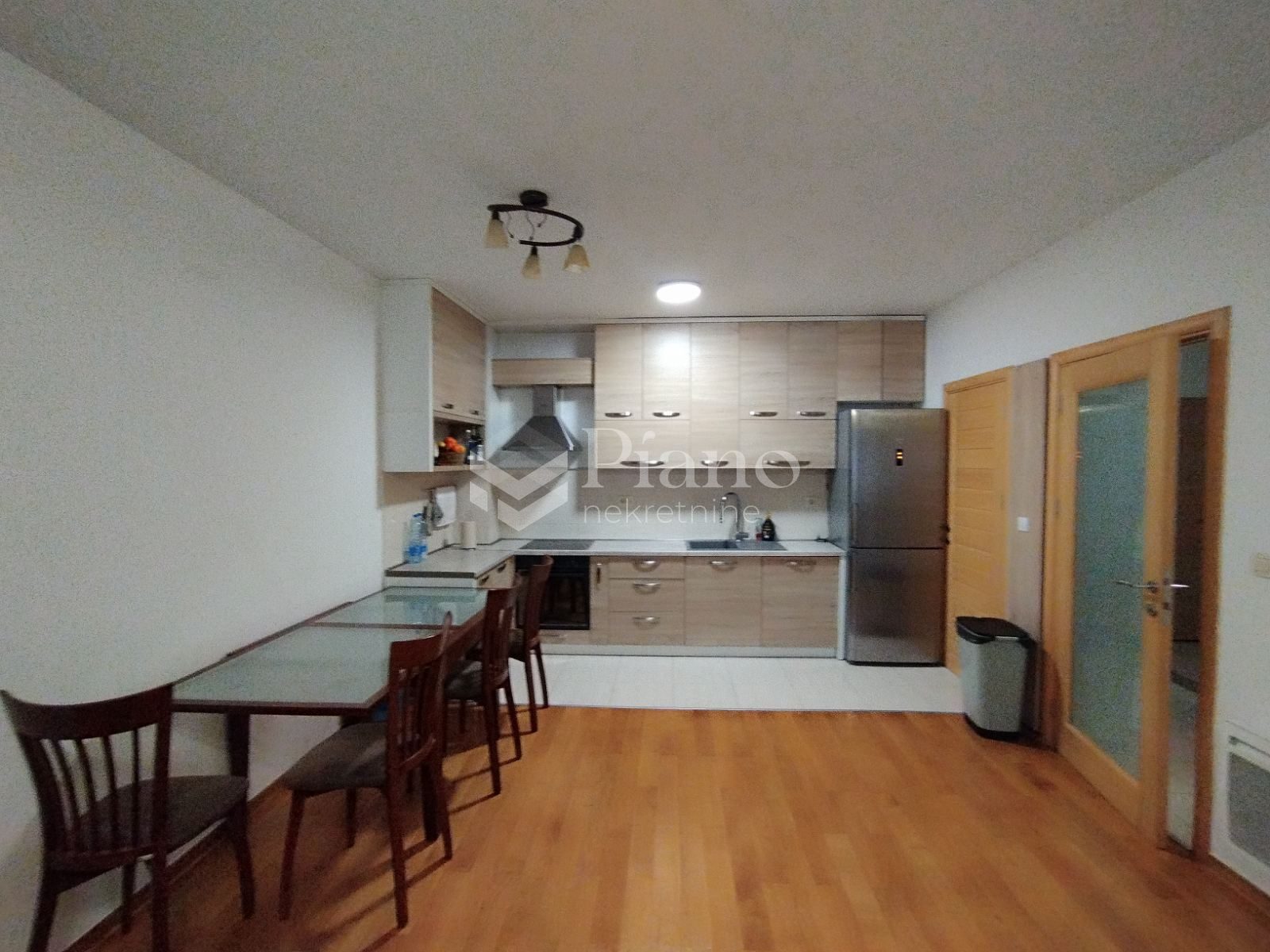 Namješten trosoban stan, Blok 6