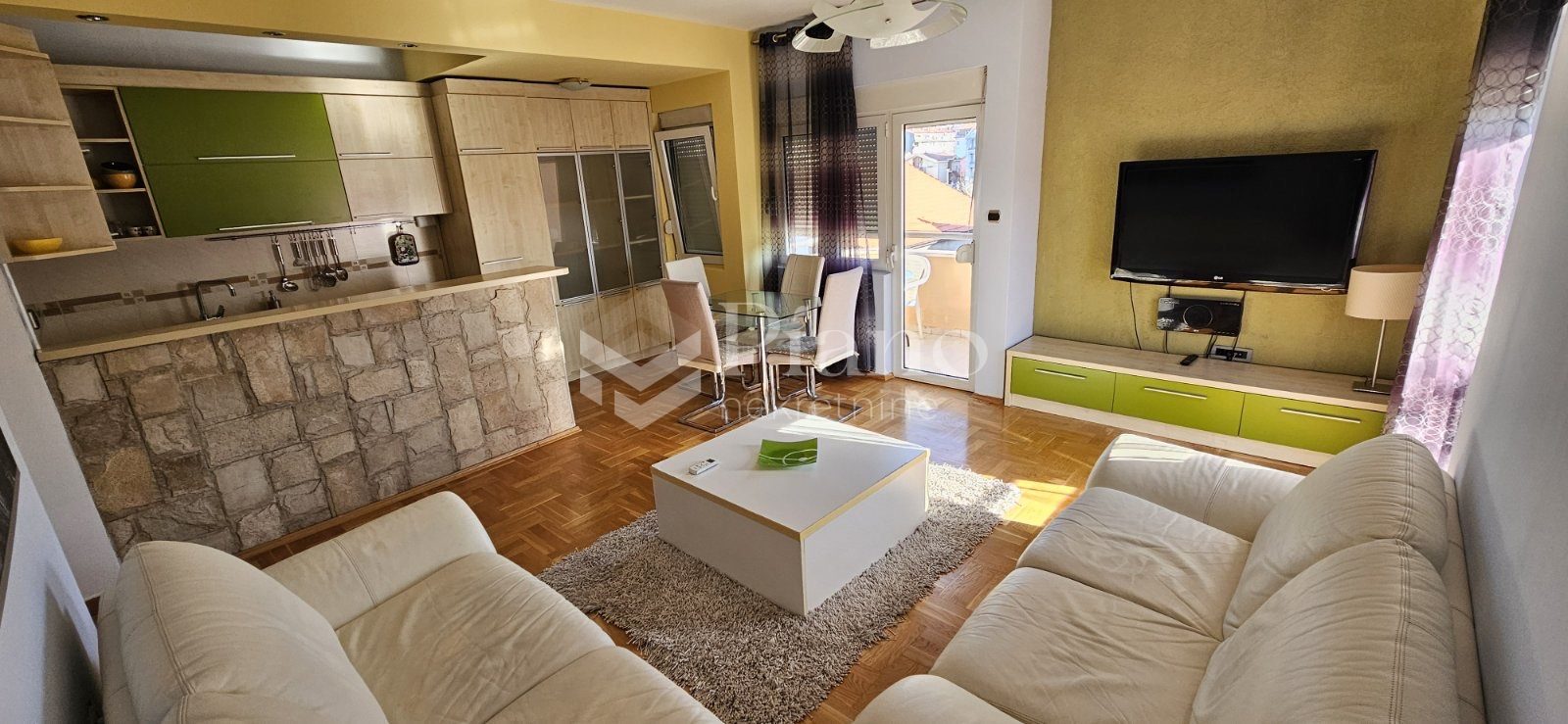 Dvosoban namješten stan, Stari aerodrom