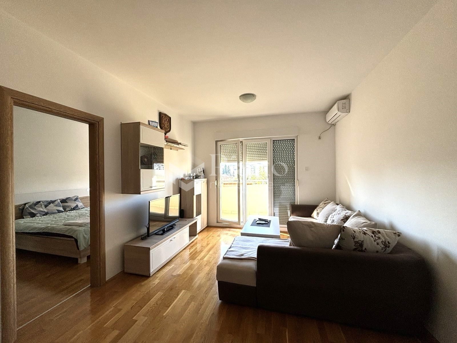 Namješten jednosoban stan, Ljubović