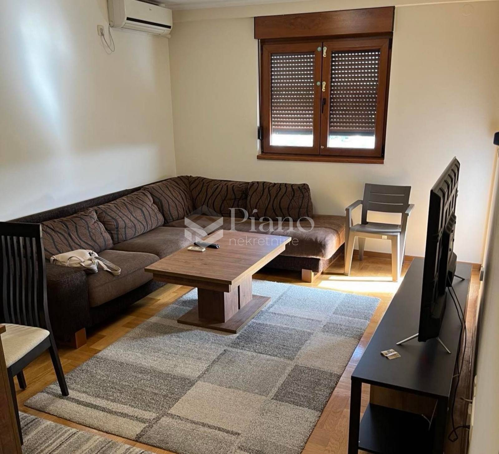 Namješten dvosoban stan, Stari aerodrom