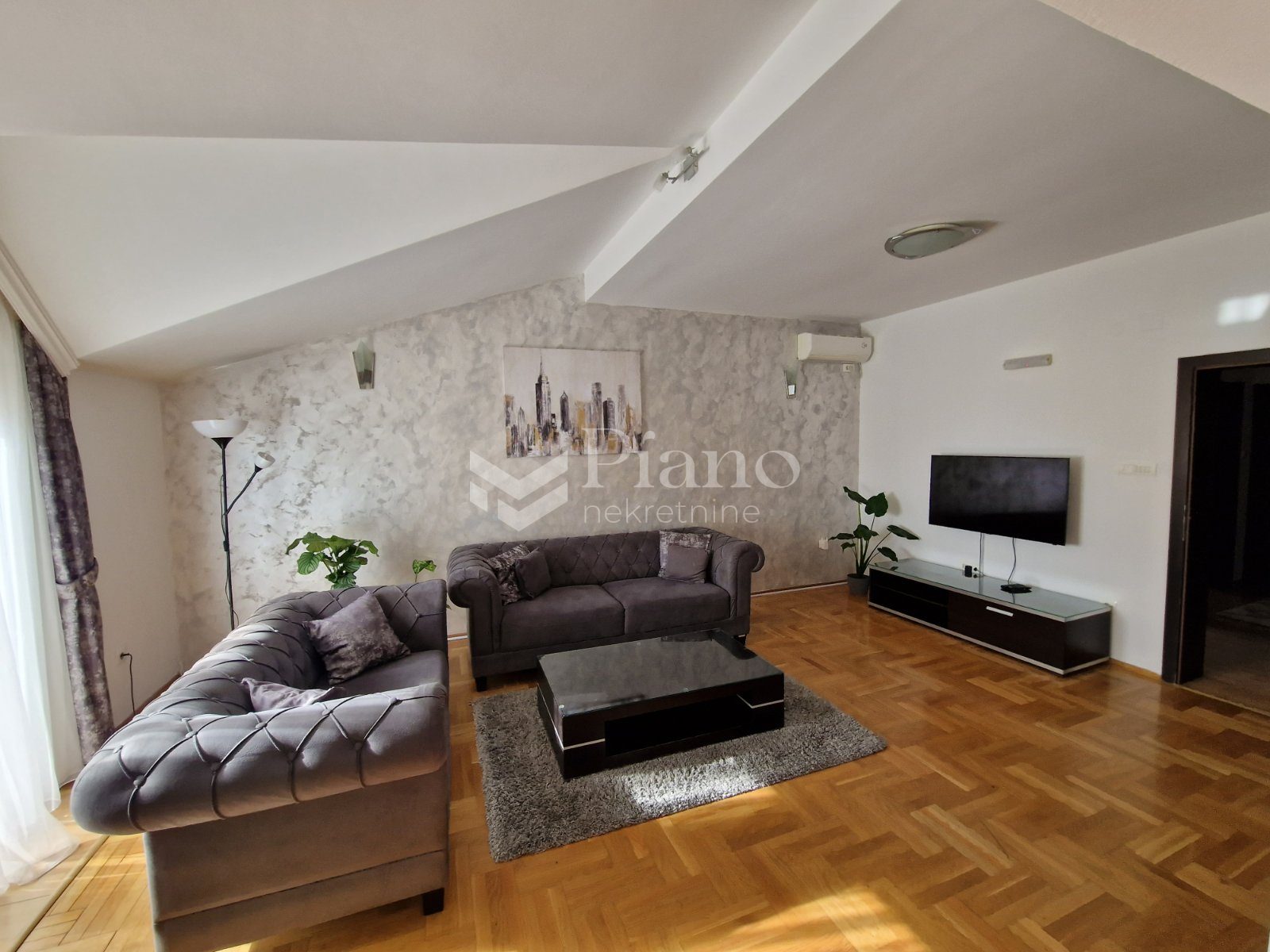 Namješten dvosoban stan, Tološi