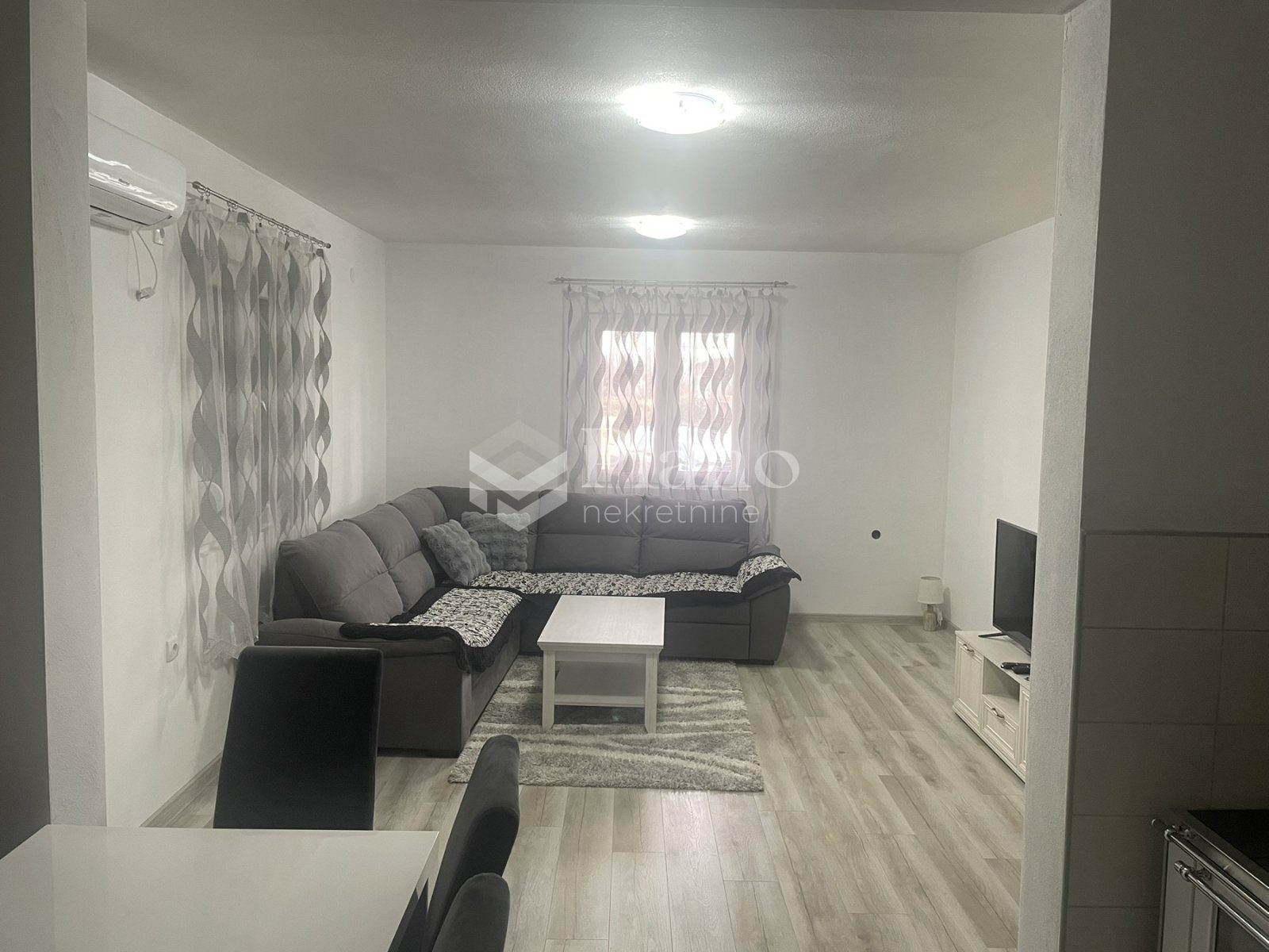 Namješten trosoban stan, Donja Gorica