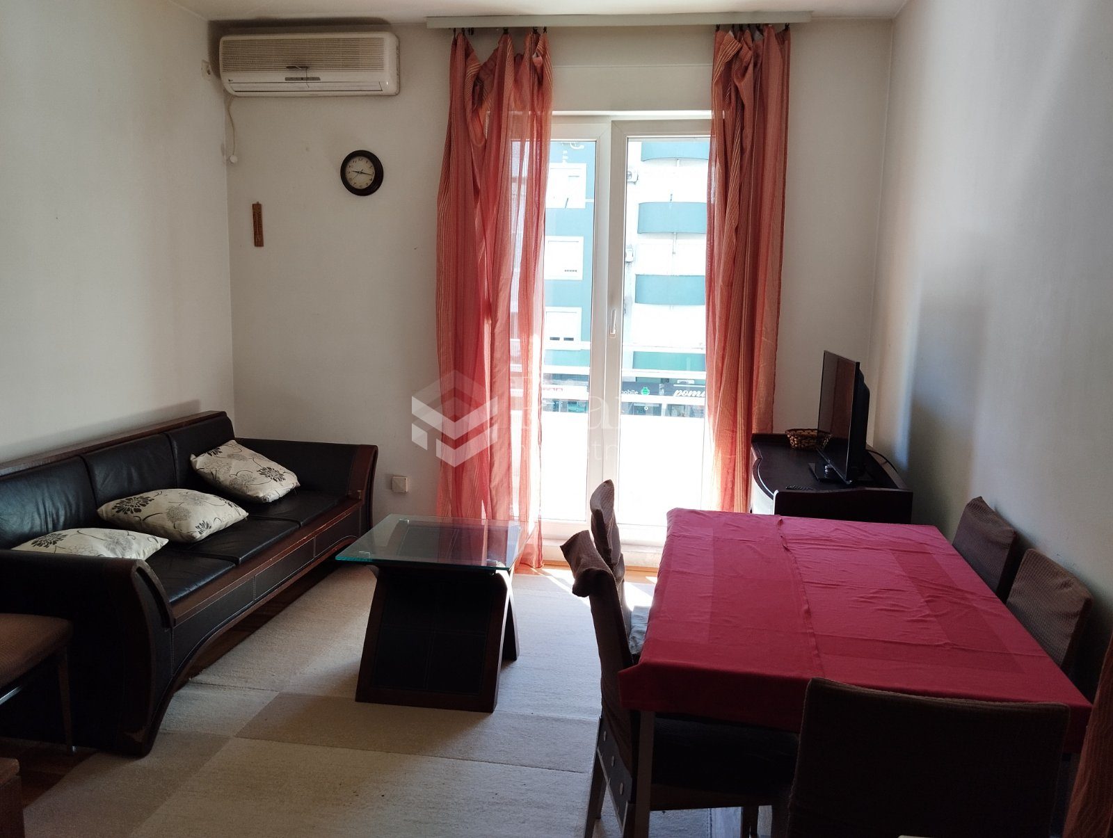 Namješten jednosoban stan, Stari aerodrom