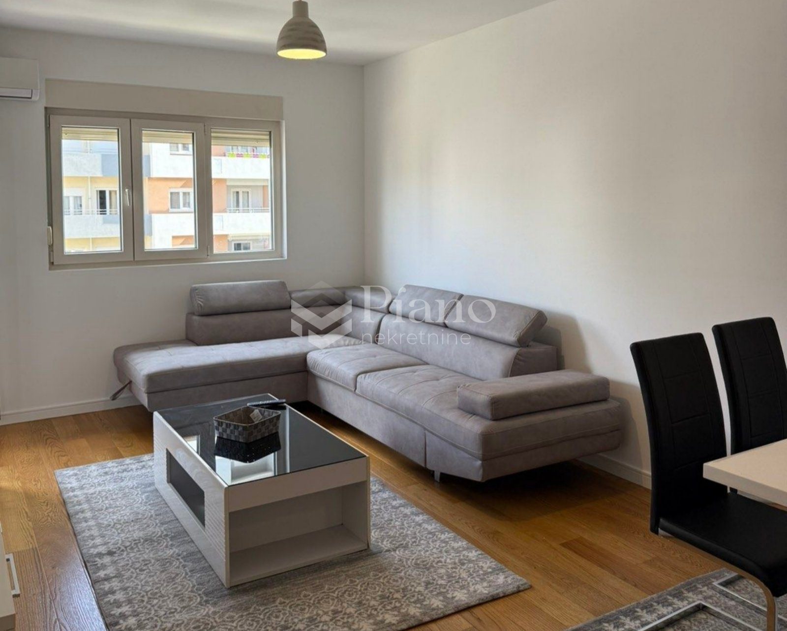 Namješten dvosoban stan, Central Point