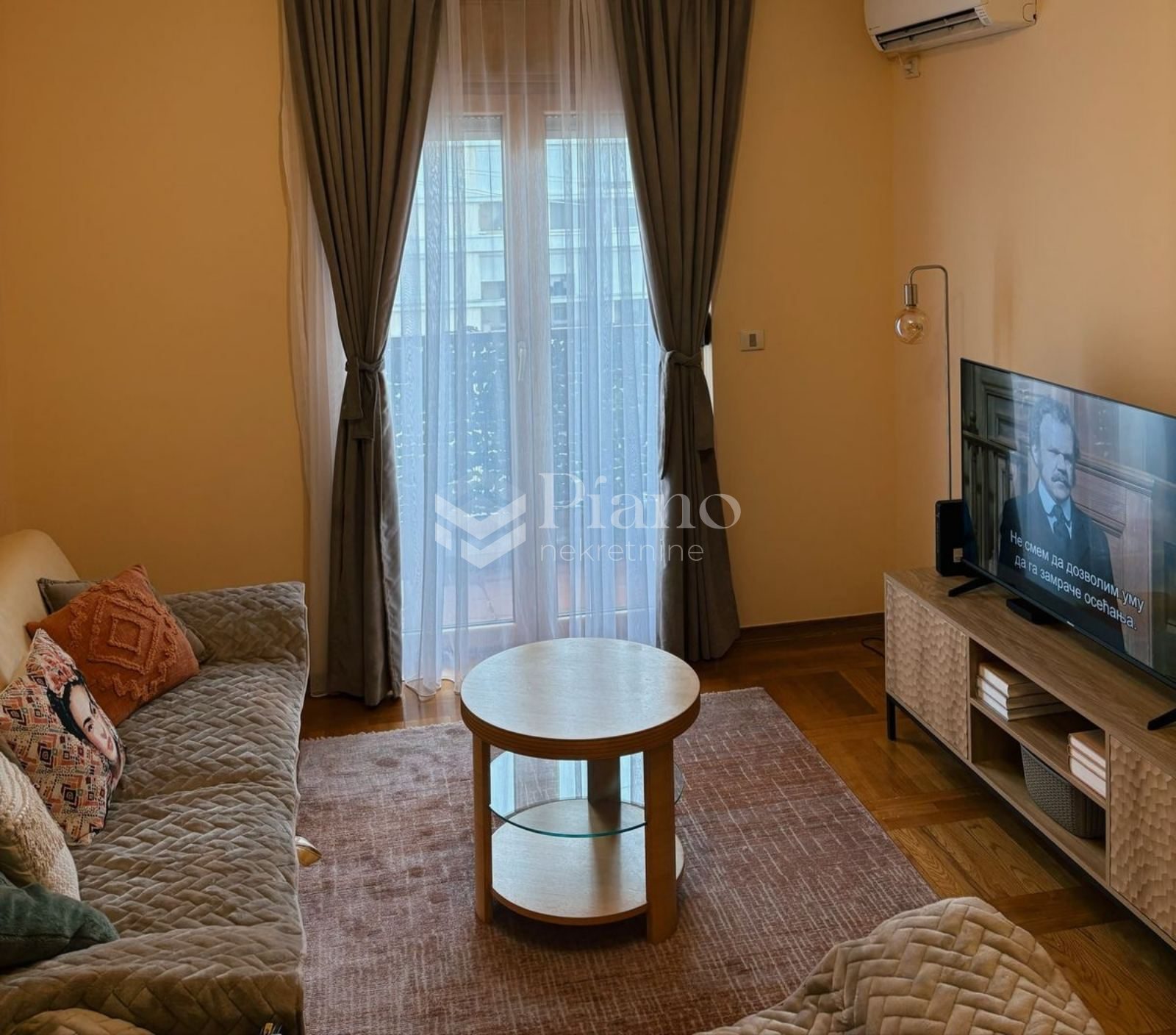 Namješten jednosoban stan, Preko Morače