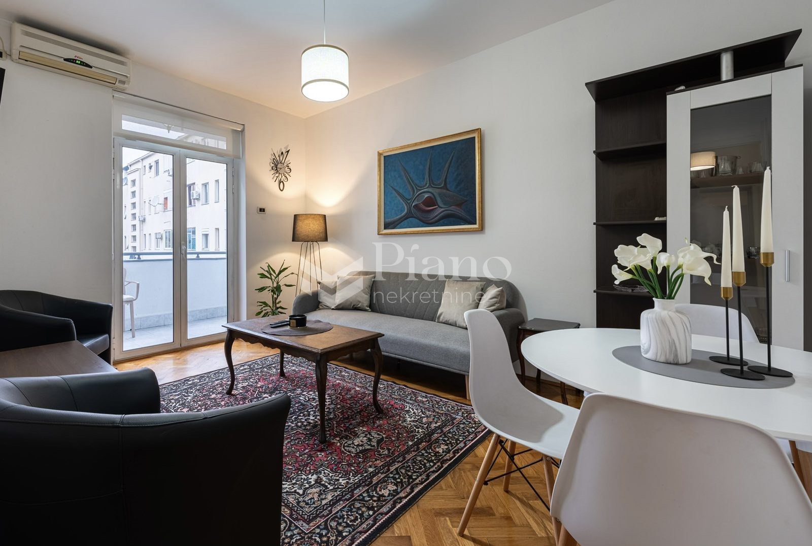 Namješten jednosoban stan, Centar