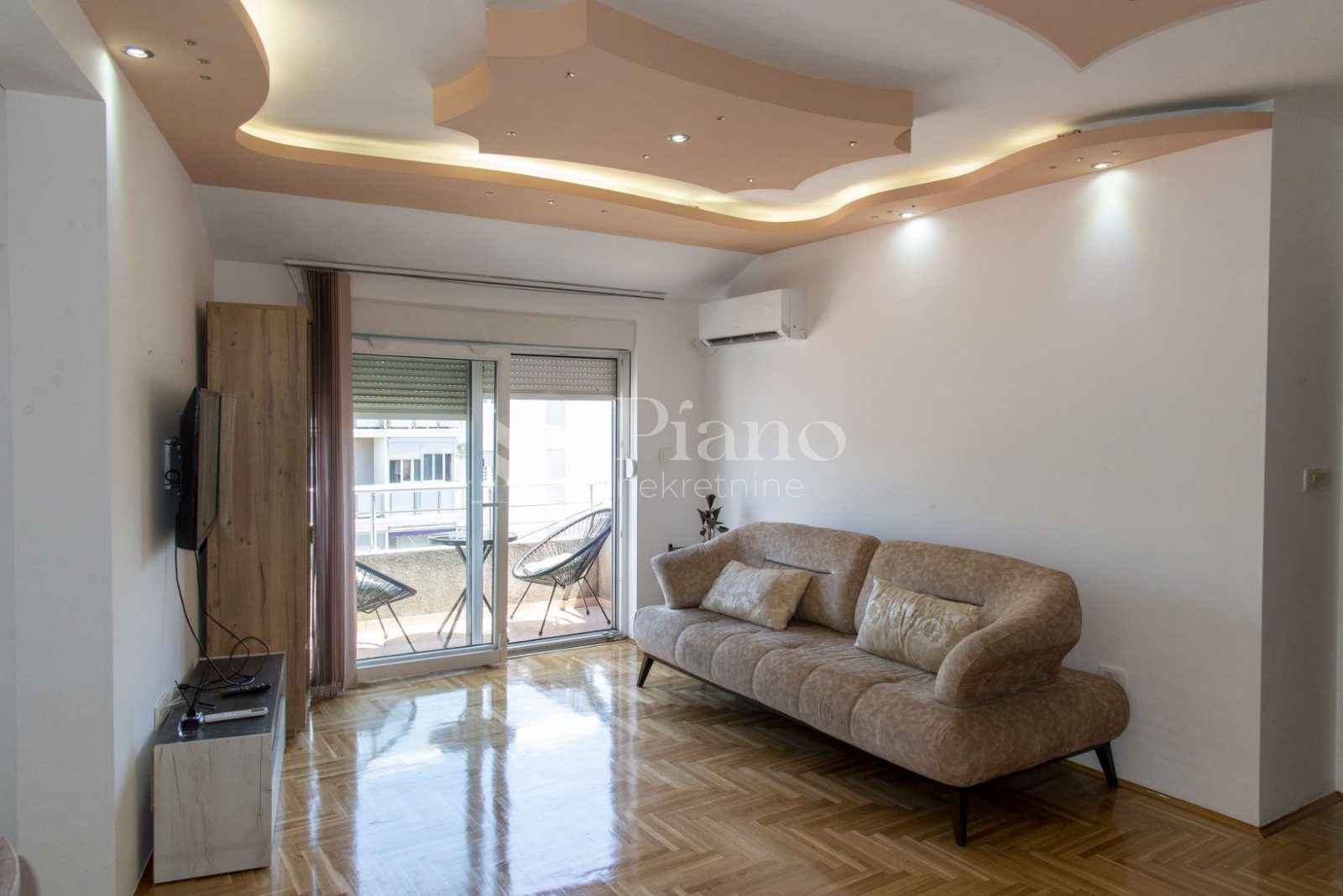 Namješten jednosoban stan, Ljubović