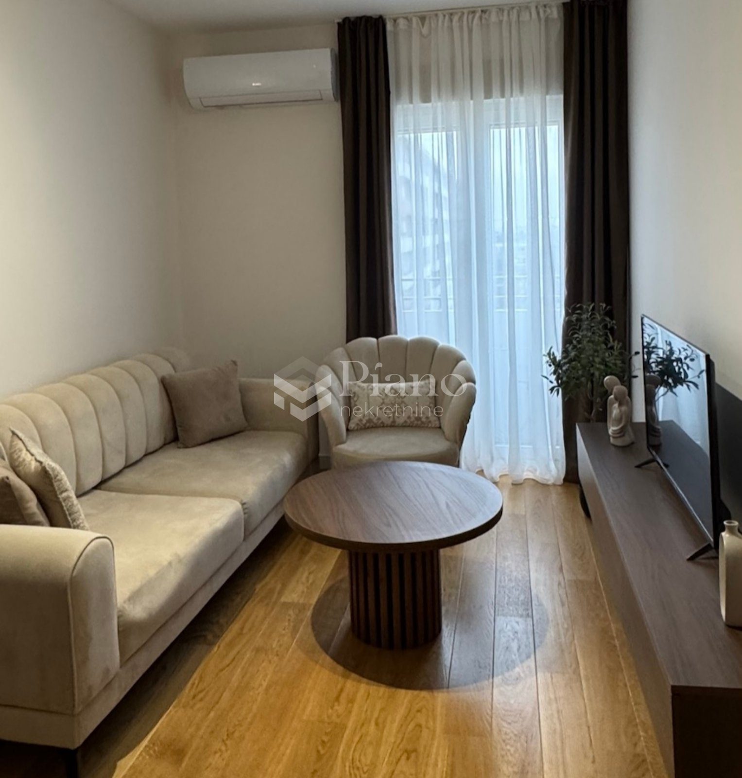 Namješten jednosoban stan, Central Point