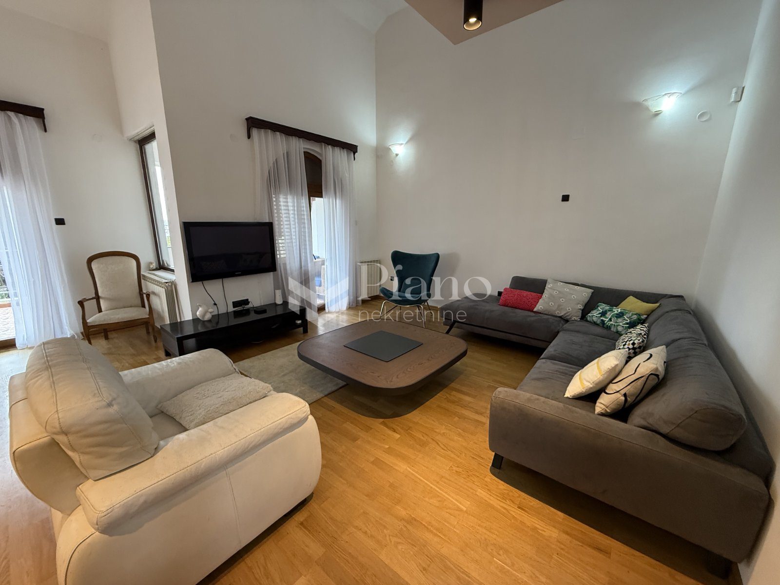 Namješten petosoban stan, Gorica C