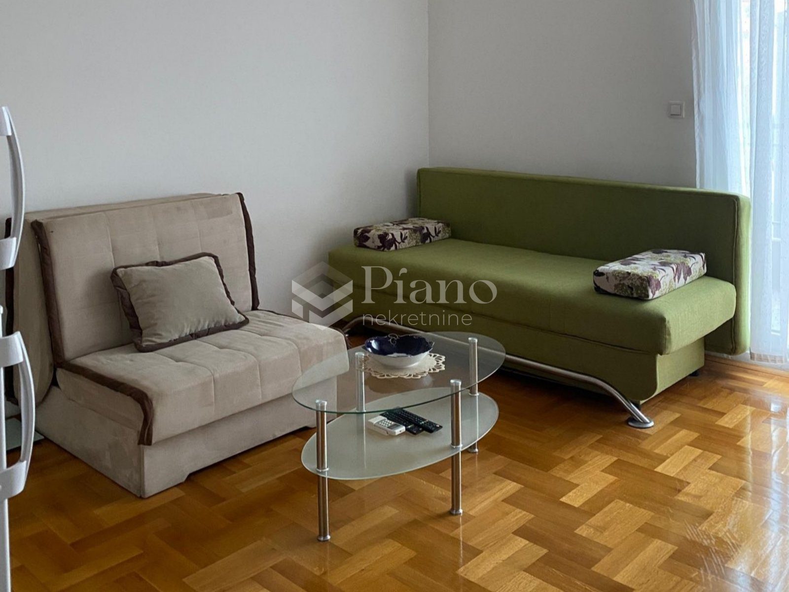 Namještena garsonjera, Stari aerodrom