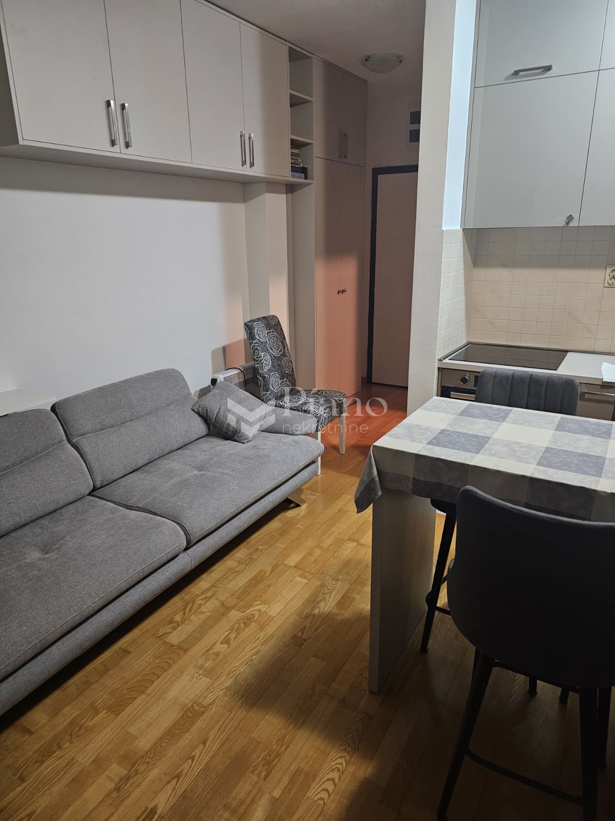 Namještena garsonjera, Dalmatinska ulica