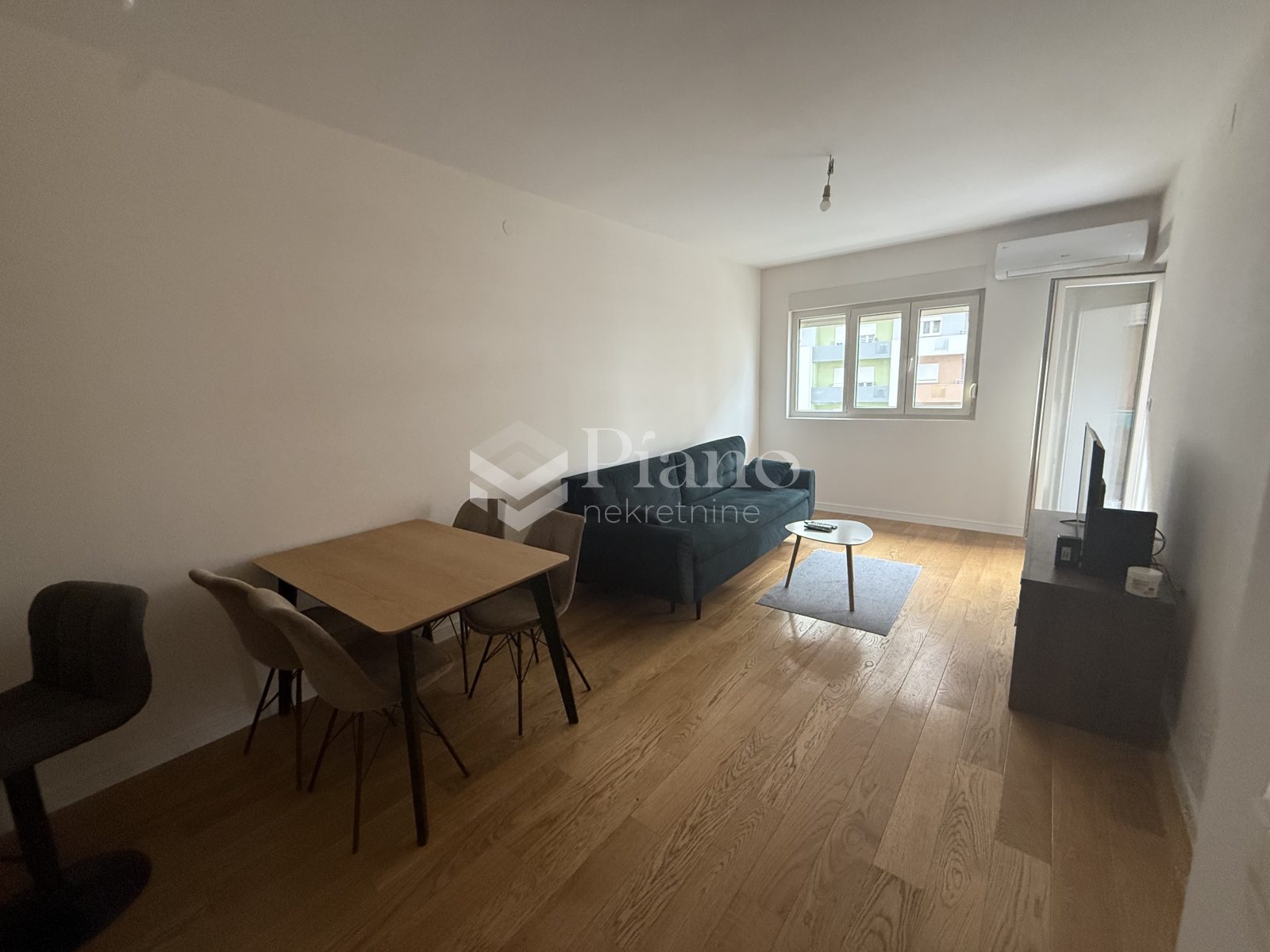 Namješten jednosoban stan, Central Point