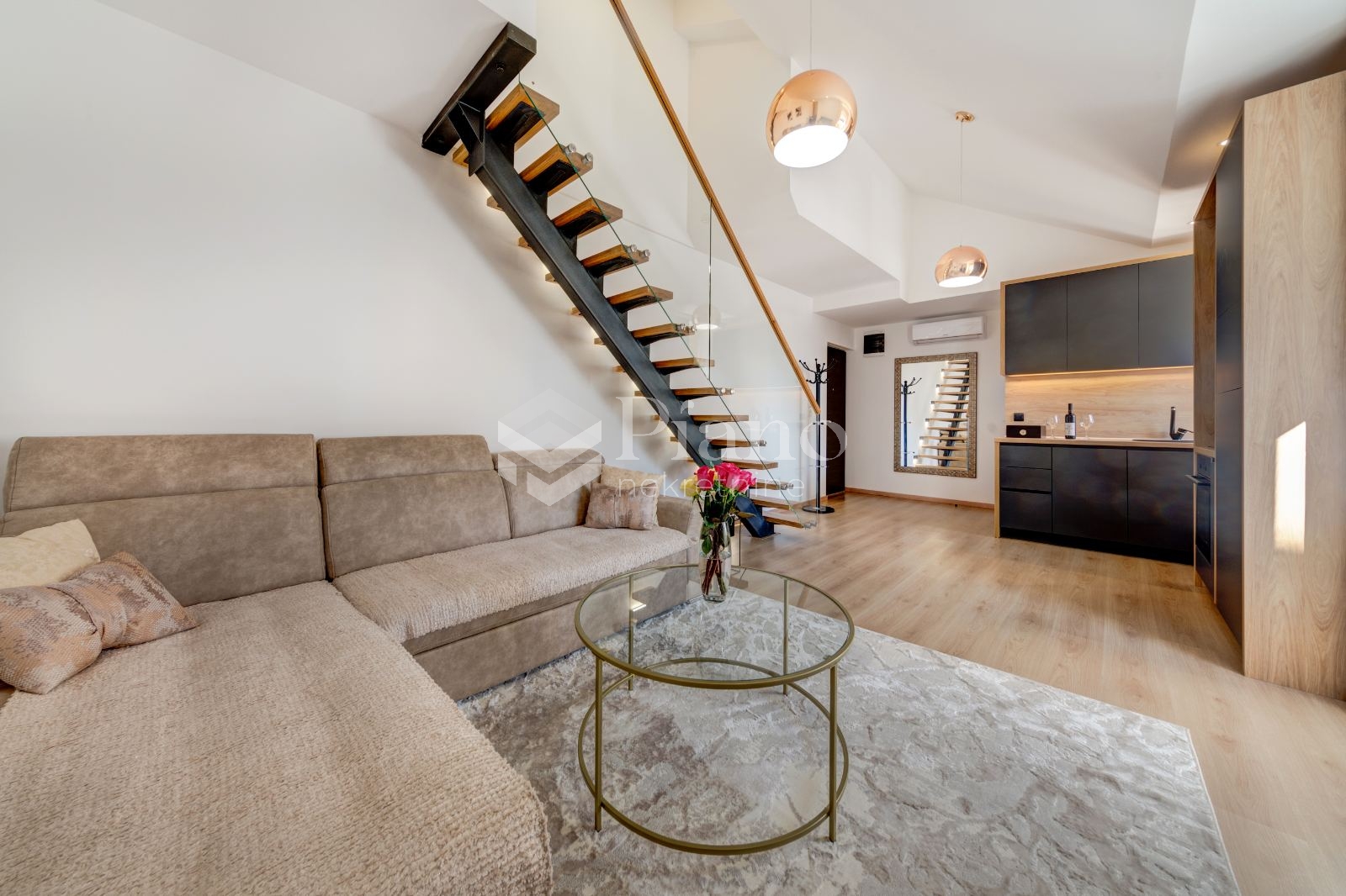 Namješten jednosoban duplex, Pobrežje