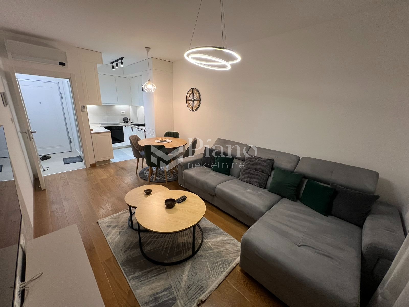 Namješten jednosoban stan, Green Level, Tološka šuma