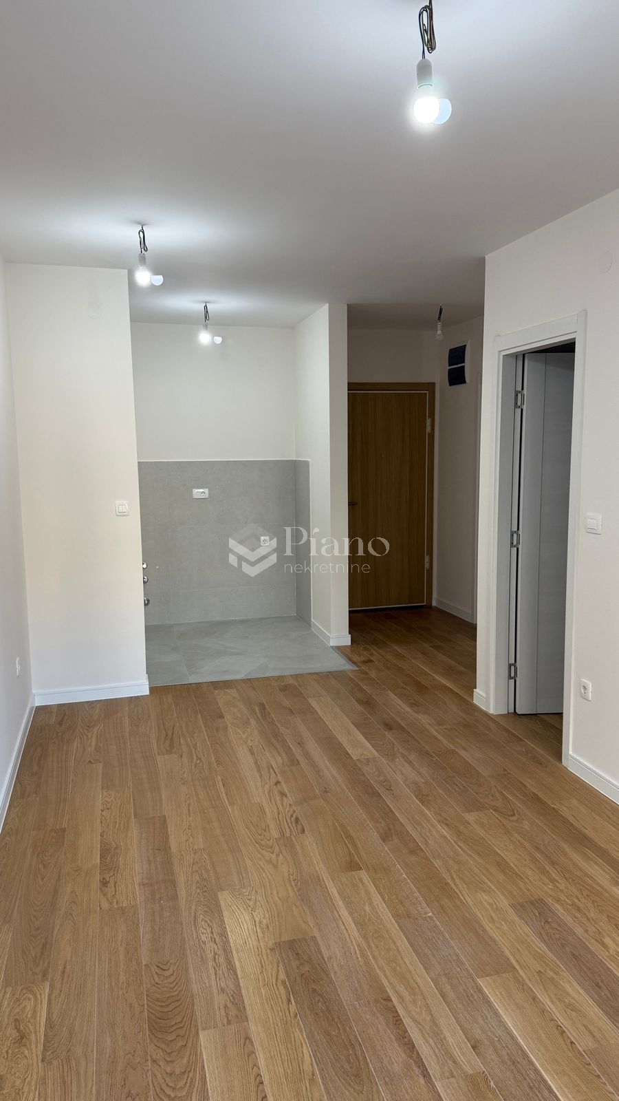 Nenamješten jednosoban stan, Central Point