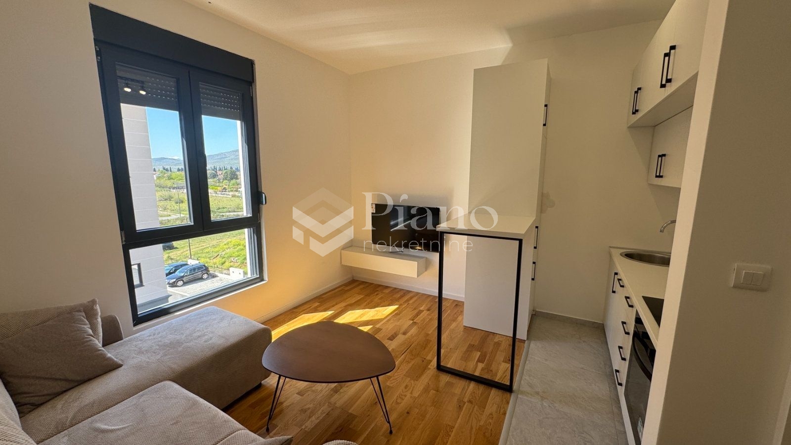 Furnished studio apartment, Tološi